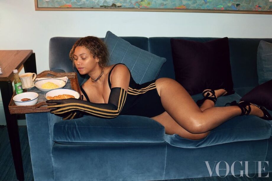 Queen of Curves: Beyonce looks absolutely breath-taking in her latest pictures, fans go bananas - 1