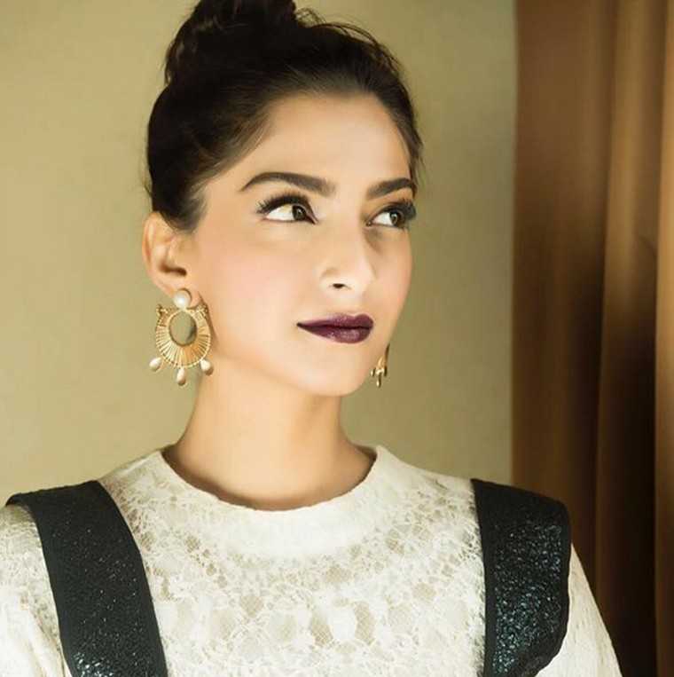 Raveena Tandan To Sonam Kapoor: Divas Who Looked Bold In Dark Lipstick Shades, See Pictures - 2