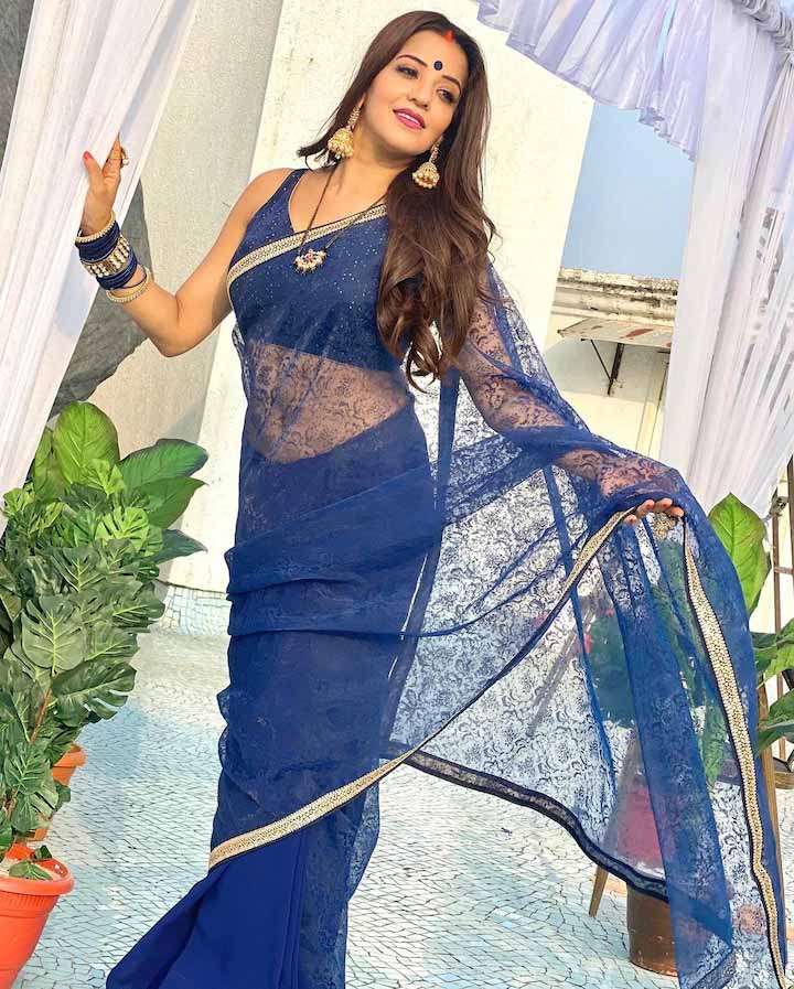 Sapna Choudhary, Kajal Raghwani, Antara Biswas: Top 4 Hottest Celebs Who Rocked The Blue Saree To Perfection - 2