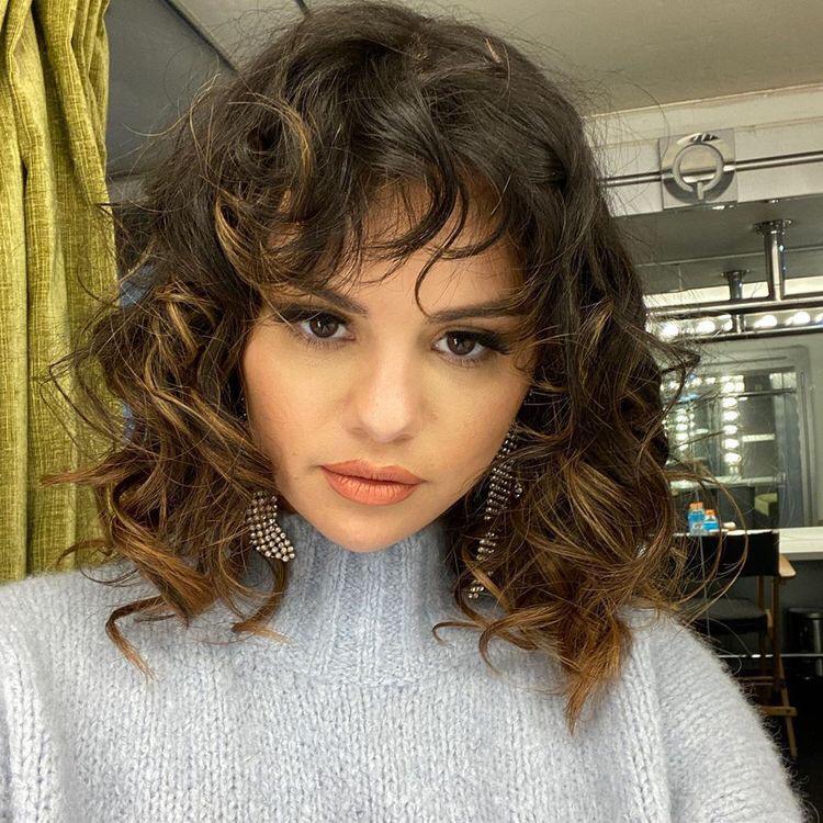 Selena Gomez VS Ariana Grande VS Cardi B: The Girl With Curly Hair Look - 0