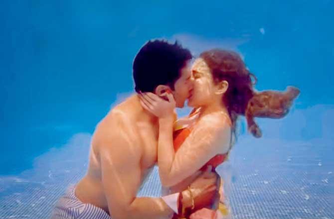 SUPER HOT: Want To Ace The Perfect Underwater Kiss With Your Partner? Take Tips From Varun Dhawan & Sara Ali Khan’s Steamy Kiss - 1