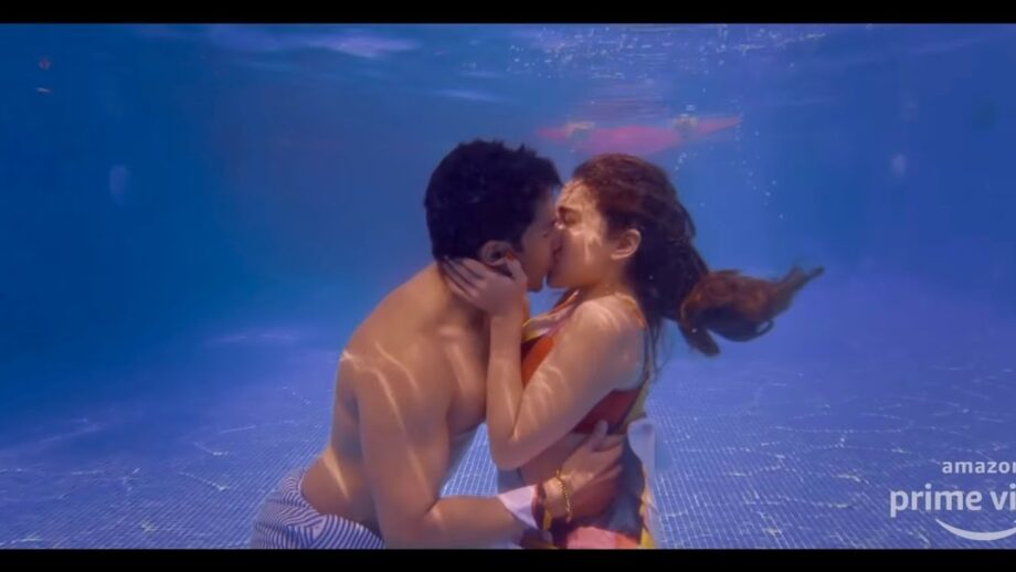 SUPER HOT: Want To Ace The Perfect Underwater Kiss With Your Partner? Take Tips From Varun Dhawan & Sara Ali Khan’s Steamy Kiss - 0