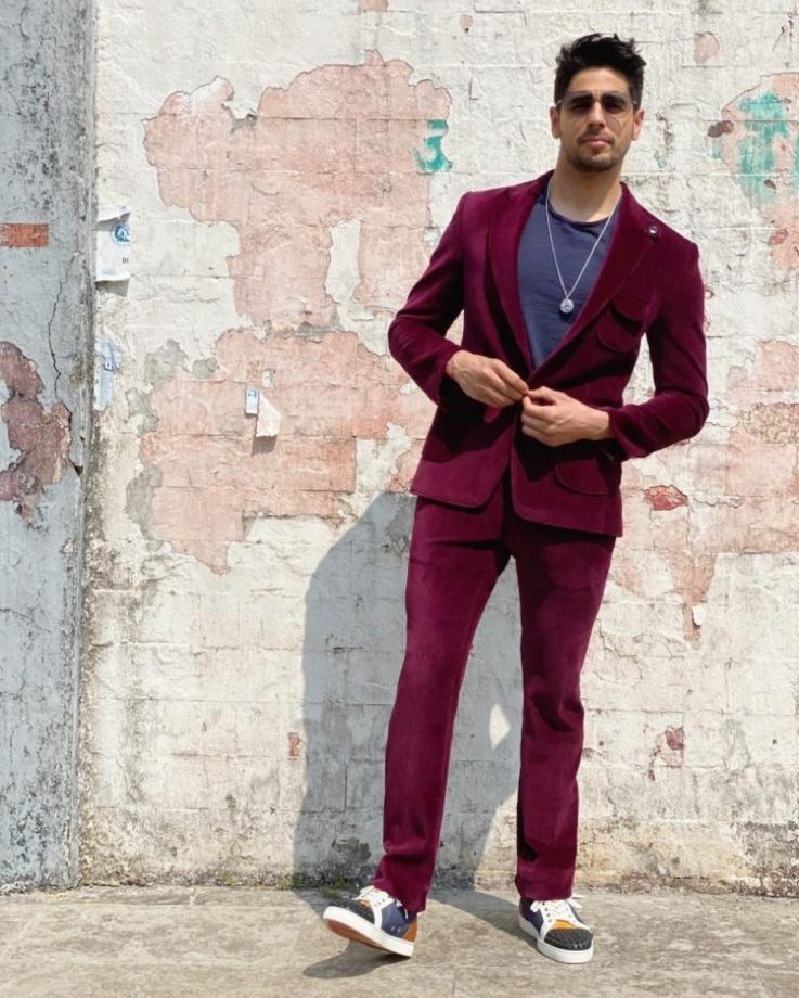 Take A Look At BFFs Karan Johar & Siddharth Malhotra's Top 5 Hottest Outfits 822271