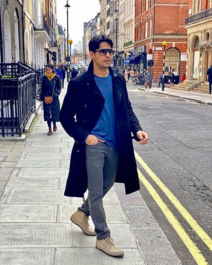 Take A Look At BFFs Karan Johar & Siddharth Malhotra's Top 5 Hottest Outfits 822273