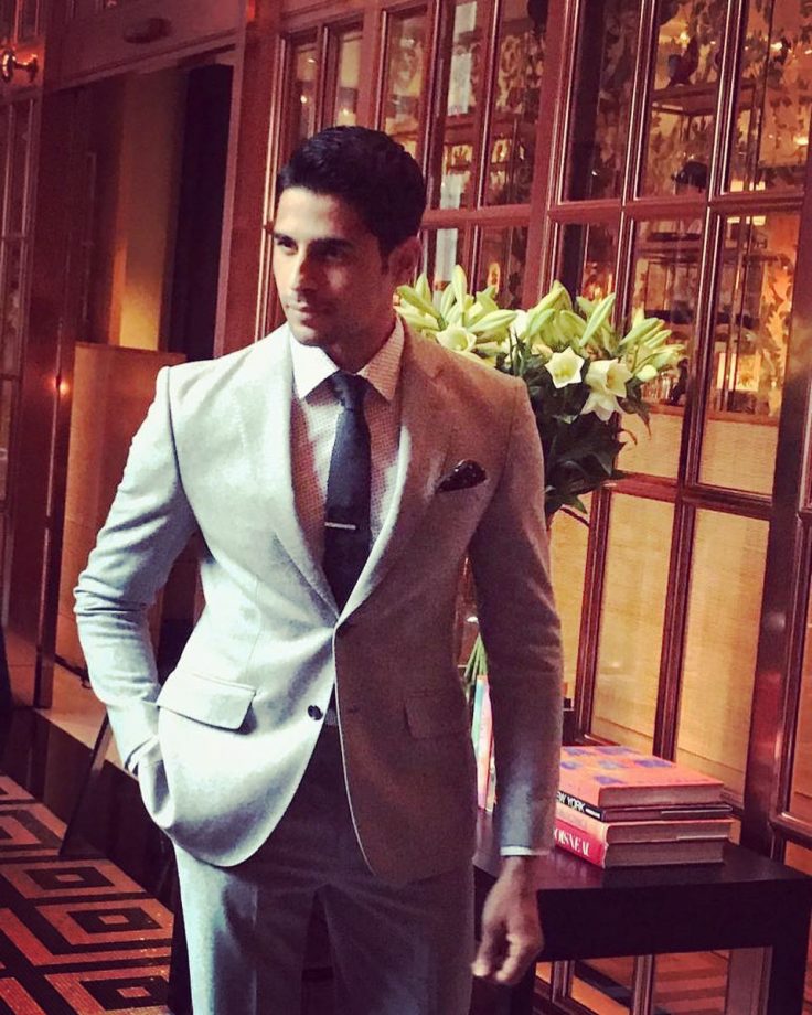 Take A Look At BFFs Karan Johar & Siddharth Malhotra's Top 5 Hottest Outfits 822274