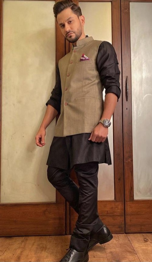 Take Some Cues From Kunal Khemu, Varun Dhawan, And Siddharth Malhotra For Ethnic Outfit For Wedding Season - 0