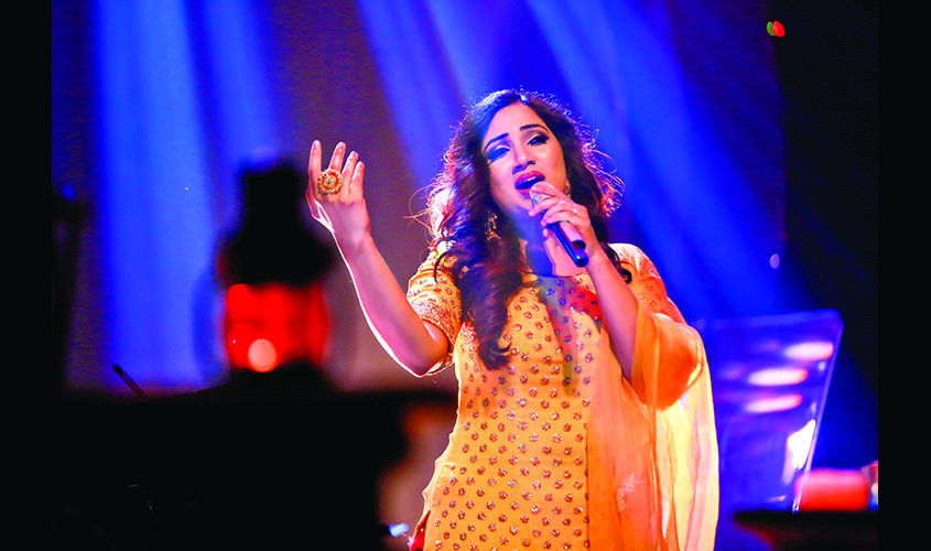 Top 3 Best Stylish Outfits Worn By Shreya Ghoshal For Stage Performances - 0