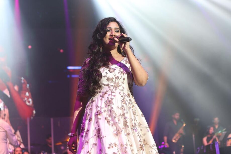 Top 3 Best Stylish Outfits Worn By Shreya Ghoshal For Stage Performances - 1