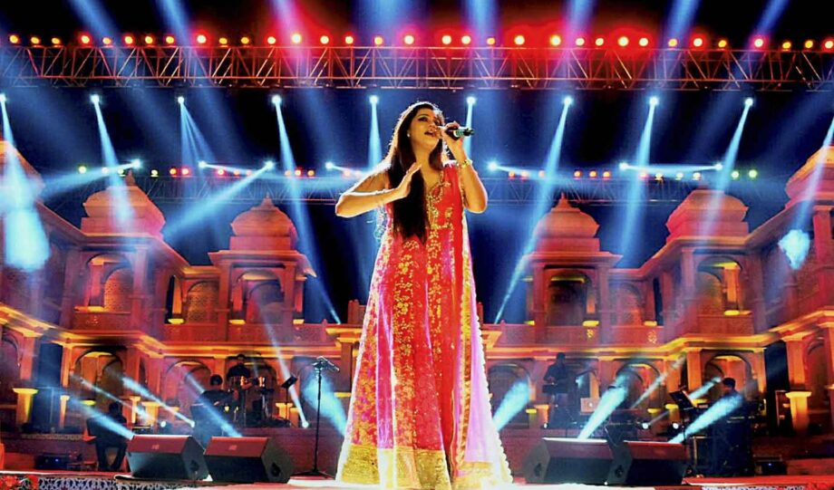 Top 3 Best Stylish Outfits Worn By Shreya Ghoshal For Stage Performances - 2