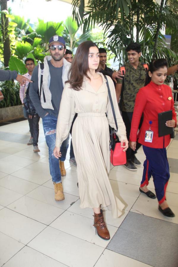 Top 3 Glam Airport Looks Of Actress Alia Bhatt - 2