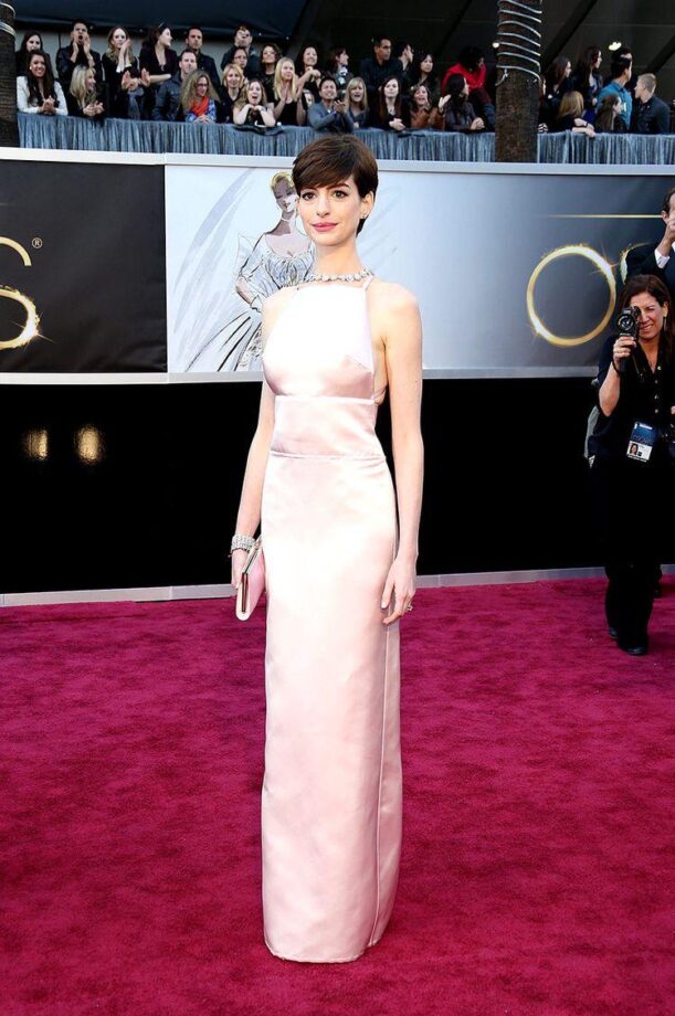 Top 5 Anne Hathaway’s Gorgeous Outfits On Red Carpet - 2