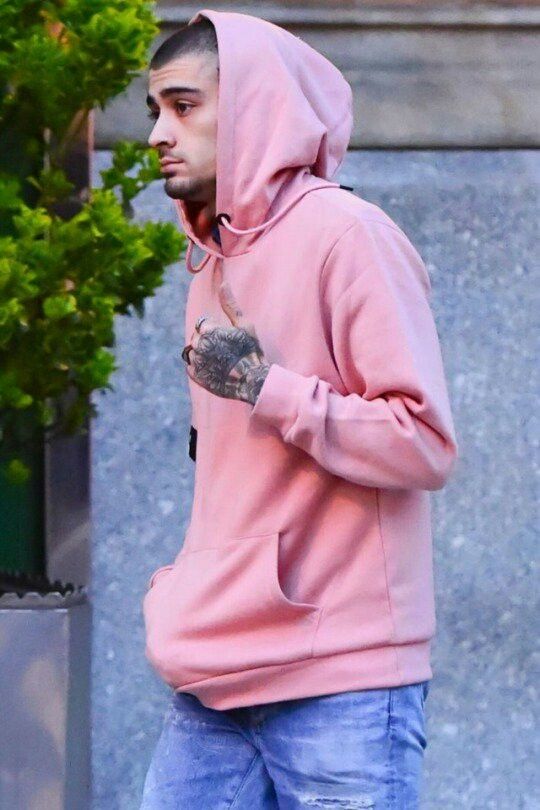 Zayn Malik looks stunning in hooded sweatshirts; see pics 837269