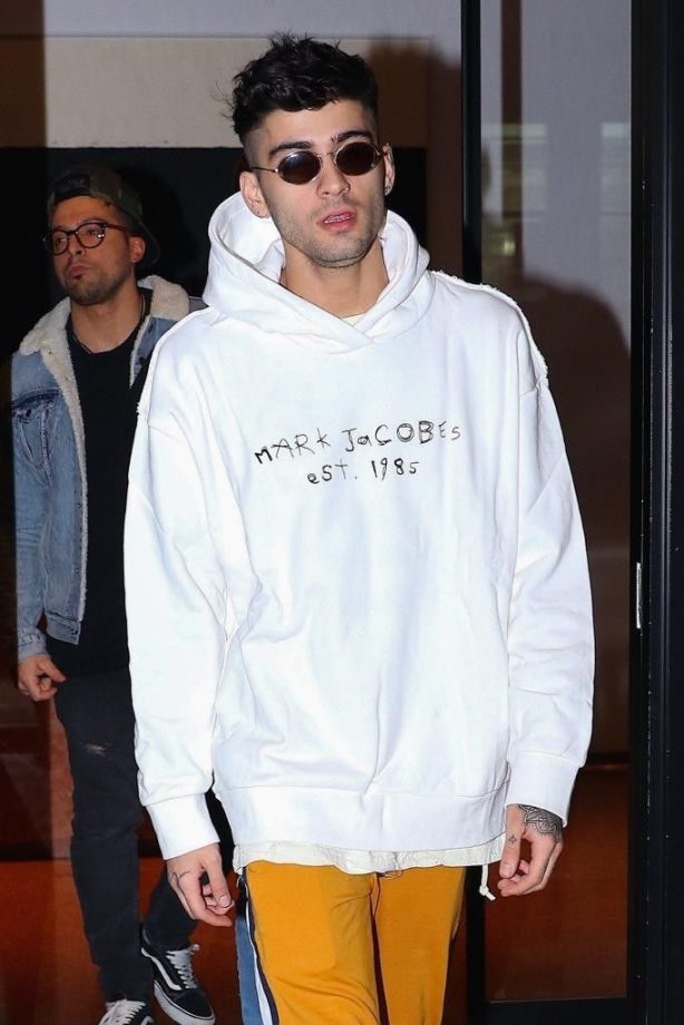 Zayn Malik looks stunning in hooded sweatshirts; see pics 837271