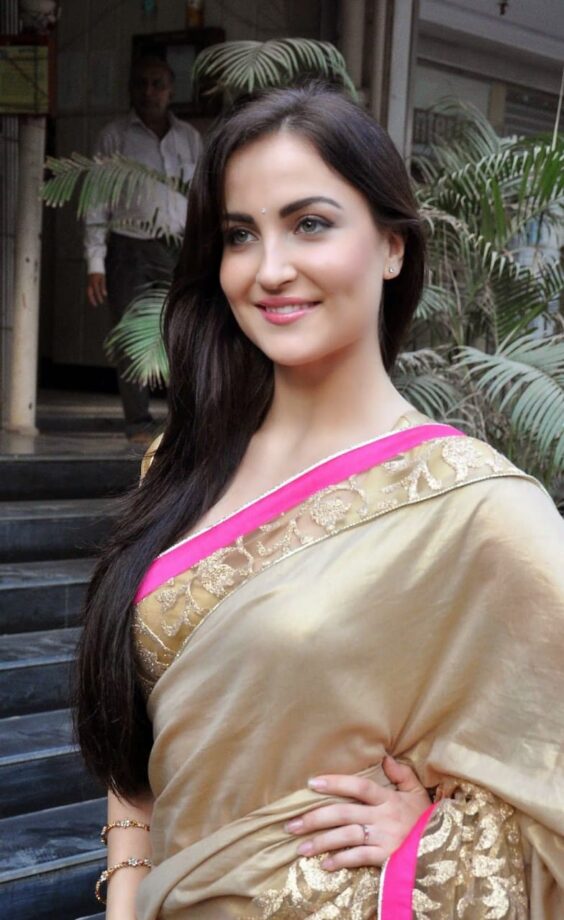 5 Best Fashion Lessons from Gorgeous Diva Elli Avram; Check Out Here - 0