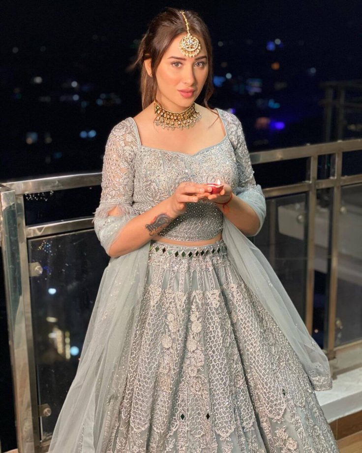 5 exotic and hot looks of Mahira Sharma in ethnic wear 821932