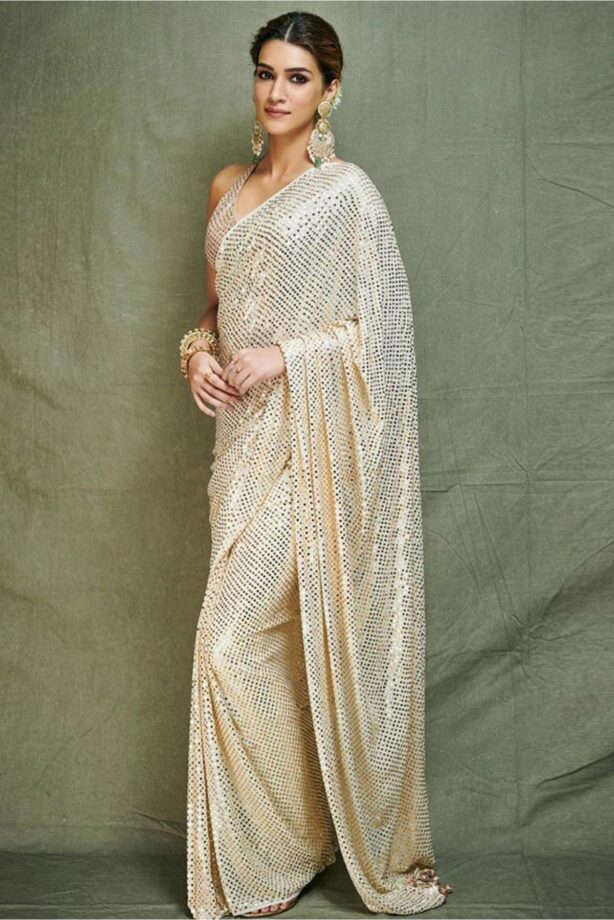 5 Times Bollywood Divas In Saree Looks Amazingly Gorgeous: Malaika Arora, Sonam Kapoor, Kriti Sanon - 3
