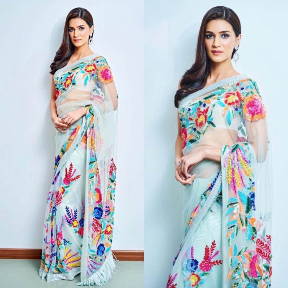 5 Times Bollywood Divas In Saree Looks Amazingly Gorgeous: Malaika Arora, Sonam Kapoor, Kriti Sanon - 4