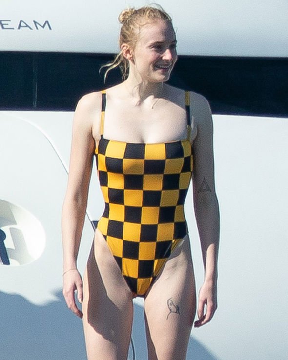 Don’t miss this stunning stuff: Sophie Turner in beach looks - 0