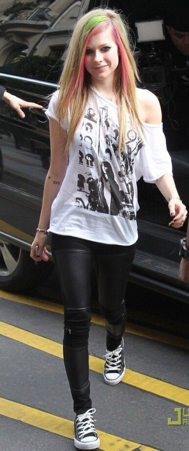 Avril Lavigne Looks Gorgeous In her Street Style Outfits - 3