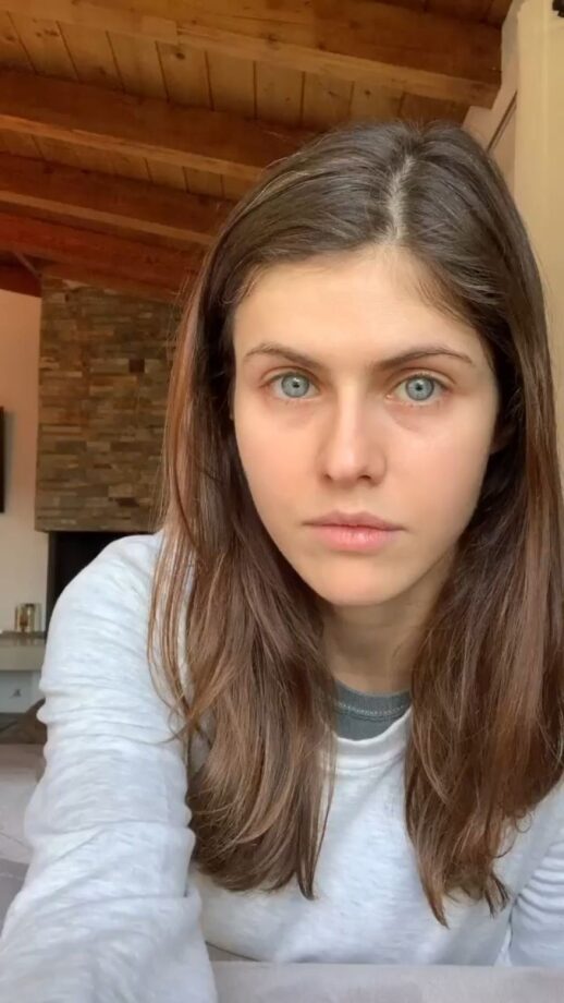 Alexandra Daddario, Emma Watson & Emma Stone’s Best No Makeup Looks That Proves They Are True Beauties - 4