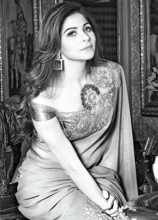 Bollywood Singer Kanika Kapoor Looks Glamorous In Sequin Black Saree With Cape Sleeves, See Pictures - 0