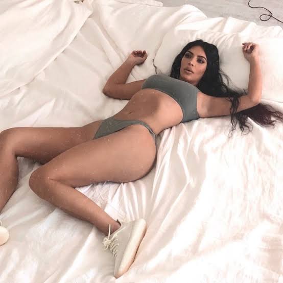 Emma Watson Or Nicki Minaj Or Kim Kardashian: Who Gives Perfect Pose On Bed? - 1