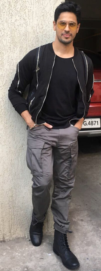 From Ayushmann Khurrana To Sidharth Malhotra; Top Handsome Bollywood Actors Who Rocked The Cargo Pants Looks, See Here - 2