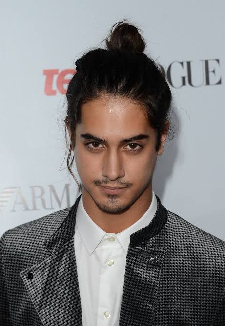 Get A Hot Look In A Man Bun Like Leonardo Dicaprio, Brad Pitt And Avan Jogia - 2