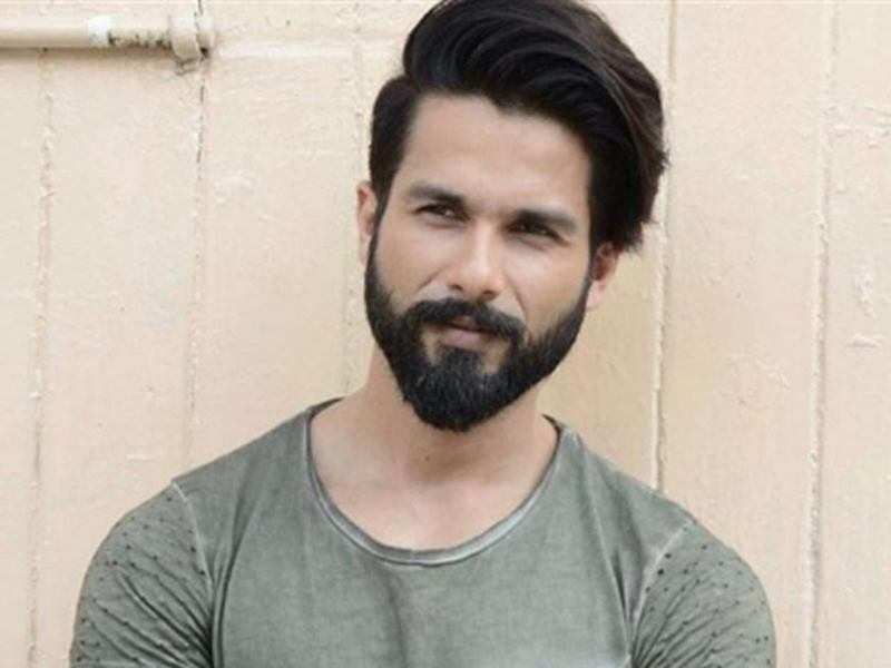 Get Hot Looks In A Man Bun Like Suniel Shetty, Riteish Deshmukh, And Shahid Kapoor - 4