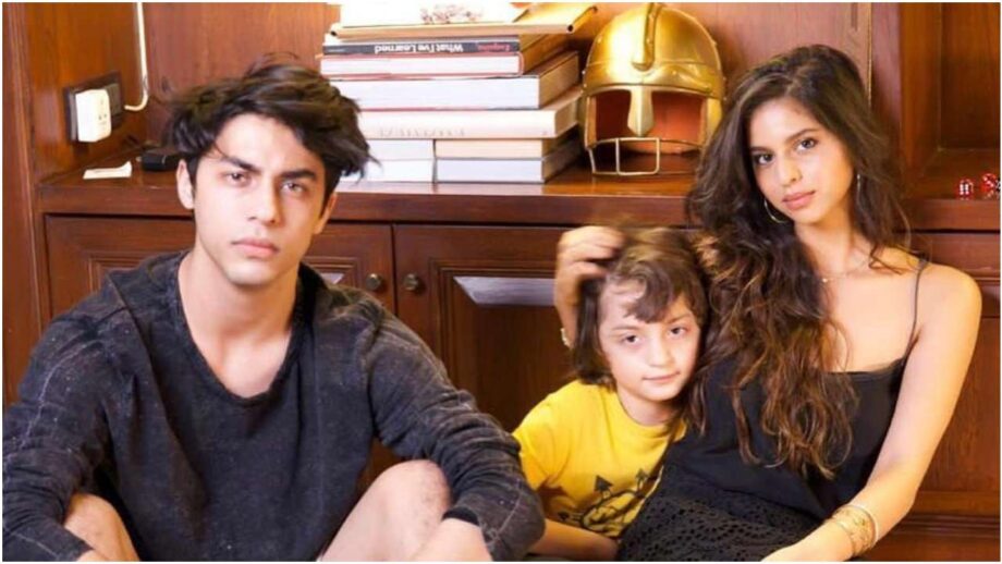 Here Are 5 Simple Family Photo Poses Tips To Take From Suhana Khan - 2