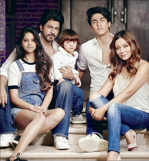 Here Are 5 Simple Family Photo Poses Tips To Take From Suhana Khan - 4