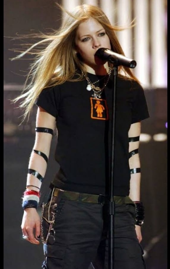 Hollywood Beauty Avril Lavigne: Top Three Best Retro Looks - 0