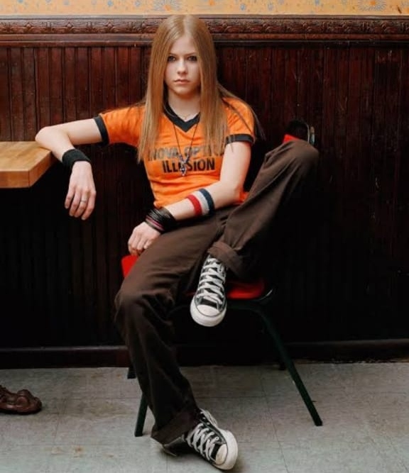 Hollywood Beauty Avril Lavigne: Top Three Best Retro Looks - 3