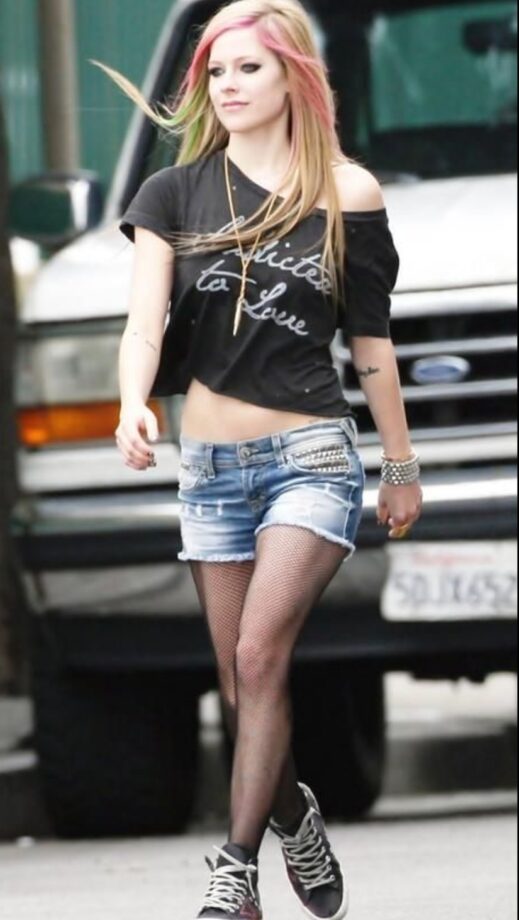 Hollywood Singer Avril Lavigne Looks Gorgeous In Oversized Outfits - 4