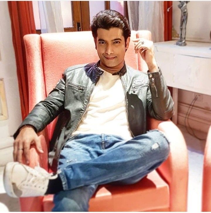 Hotness alert!! Sharad Malhotra looks striking hot in jacket looks, fans feel the heat - 2