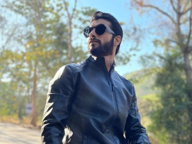 Hotness alert!! Sharad Malhotra looks striking hot in jacket looks, fans feel the heat - 3