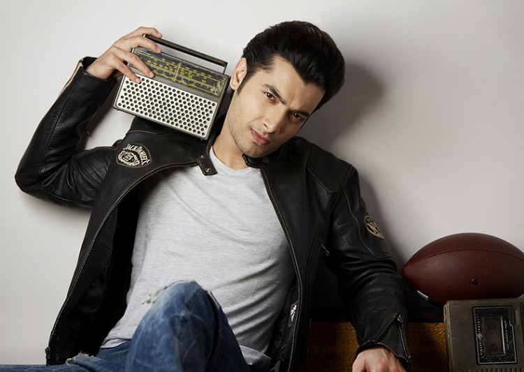 Hotness alert!! Sharad Malhotra looks striking hot in jacket looks, fans feel the heat - 4