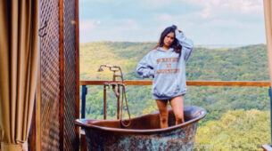 Janhvi Kapoor shares photo from bathtub, fans sweat