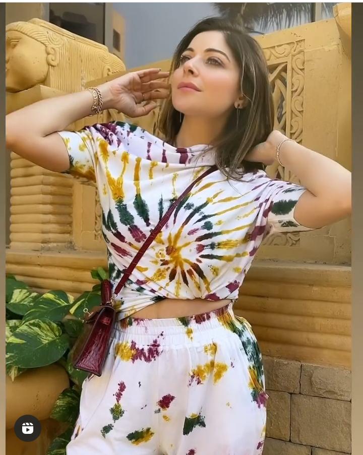 Kanika Kapoor’s Pretty Looks In Tie-Dye Set - 4