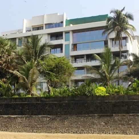 Look Inside Akshay Kumar-Twinkle Khanna’s House On The Sea Shore Of Juhu Beach - 0