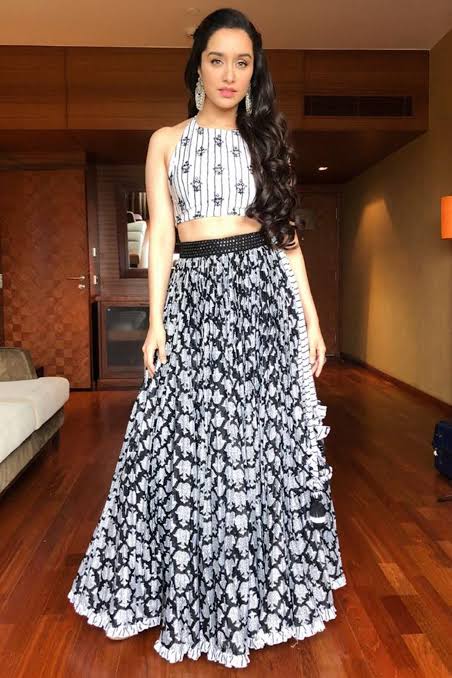 Looks Of Shraddha Kapoor And Alia Bhatt In Crop Top With Flare Skirt - 0