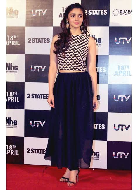 Looks Of Shraddha Kapoor And Alia Bhatt In Crop Top With Flare Skirt - 1