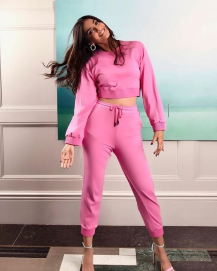 See How Hot And Classy Does Sonam Kapoor Look In Sweatsuit - 1