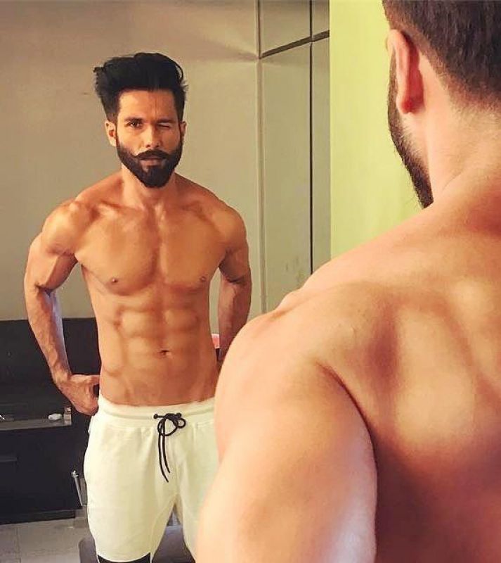 Shahid Kapoor, Ranveer Singh & Vicky Kaushal’s Attractive Shirtless Moments You Will Fall In Love With - 3