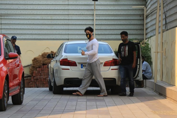 Times When Abhishek Bachchan To Tiger Shroff Stepped Out In Chappals - 0