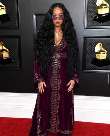 Take a glance at the glamorous looks of Grammy 2021 - 4