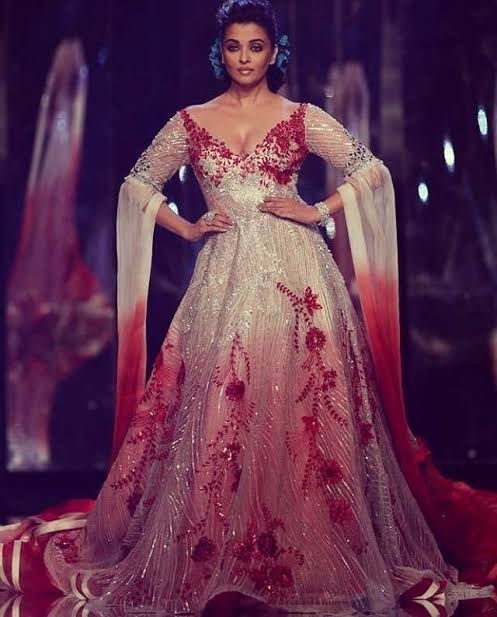 Top 3 Attractive Outfits Of Aishwarya Rai Bachchan By Manish Malhotra You Would Love To Have, See Pictures 793153