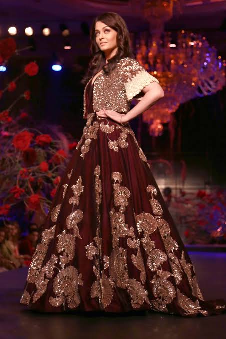 Top 3 Attractive Outfits Of Aishwarya Rai Bachchan By Manish Malhotra You Would Love To Have, See Pictures 793154