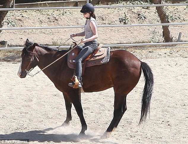 TOP 5 Stunning Workout Moments Of Kristen Stewart - 3