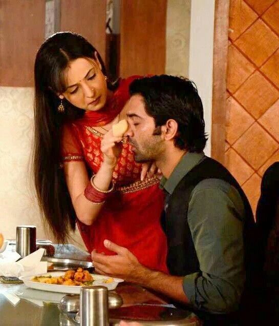 Top Romantic Moments Of Arnav and Khushi from Iss  Pyaar Ko Kya Naam Doon - 2